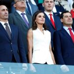 Doña Letizia acompañada del presidente de la Federación Española de Fútbol (izda.) y de Juan Manuel Moreno, presidente de la Junta de Andalucía (dcha.)