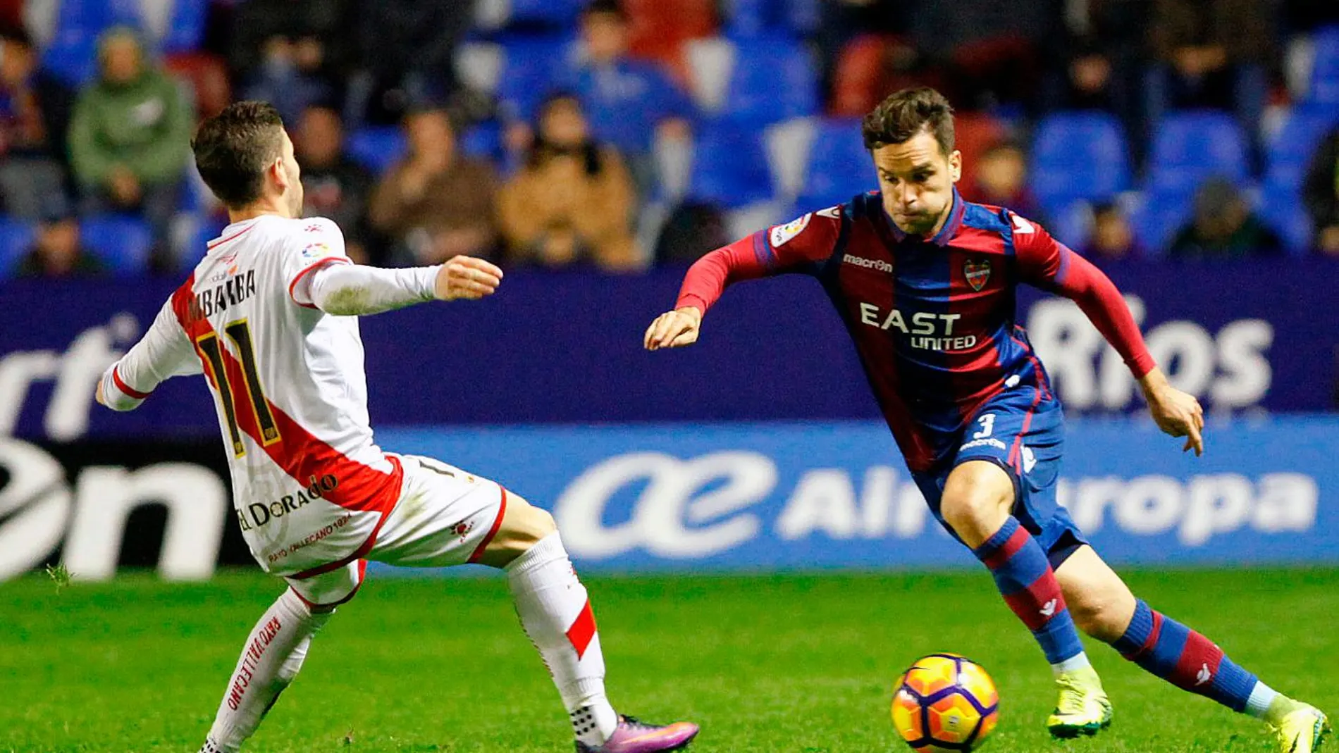Toño García, del Levante, ante Adrián Embarba, de Rayo Vallecano