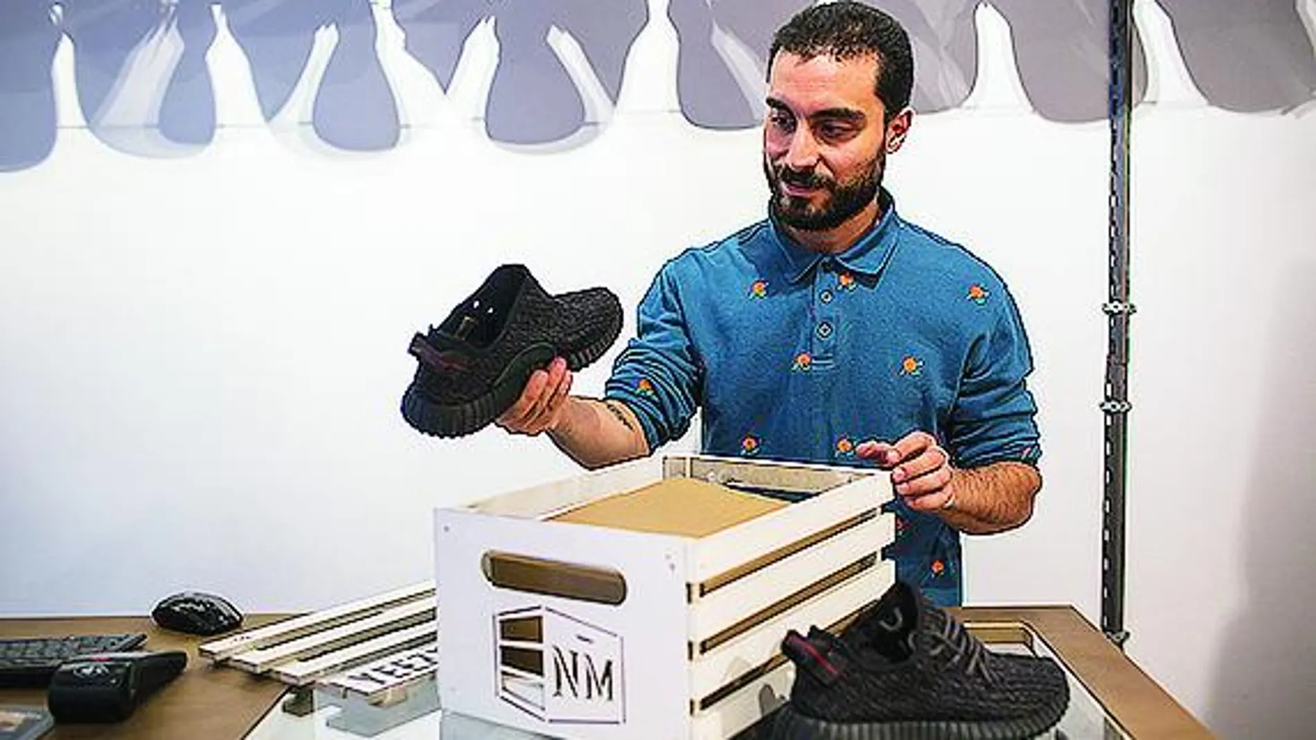 Francisco Pérez, uno de los responsables de Nigra Mercato, la tienda que sortea las zapatillas.