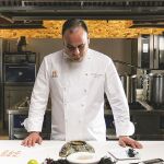 El chef, cuatro estrellas Michelin, con parte del menú que ha preparado