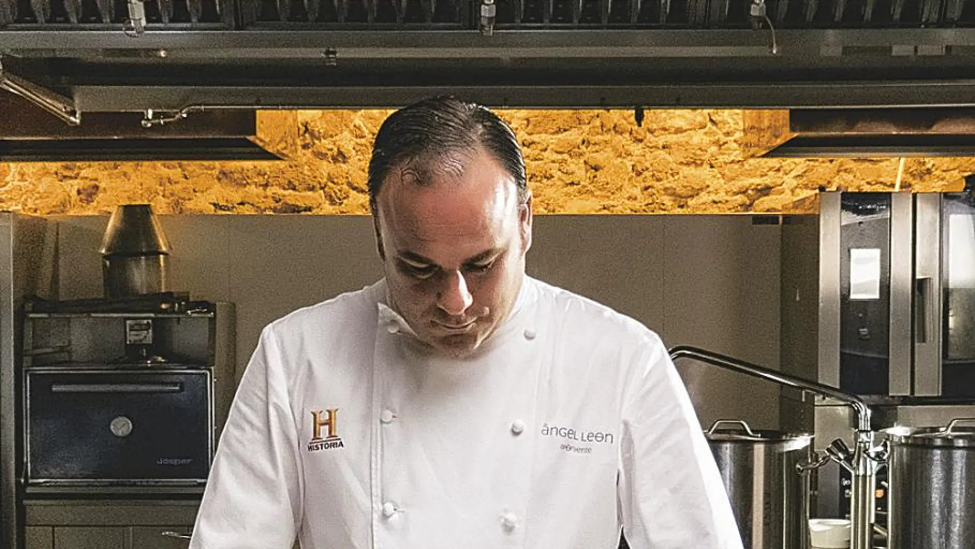 El chef, cuatro estrellas Michelin, con parte del menú que ha preparado