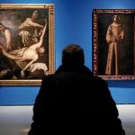 Un visitante del museo entre piezas de Ribera y Zurbarán