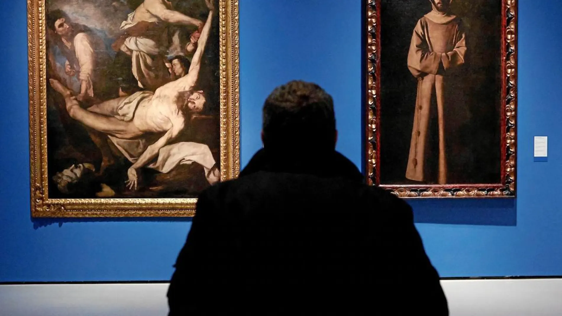 Un visitante del museo entre piezas de Ribera y Zurbarán