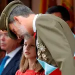 La princesa Leonor conversa con su padre, el Rey Felipe VI, el pasado 12 de octubre durante el tradicional desfile del Día de la Fiesta Nacional.