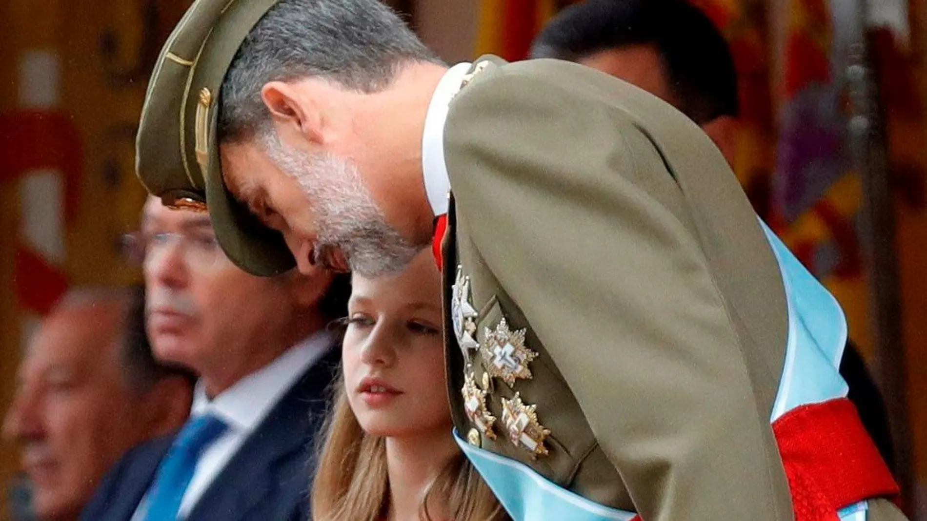 La princesa Leonor conversa con su padre, el Rey Felipe VI, el pasado 12 de octubre durante el tradicional desfile del Día de la Fiesta Nacional.