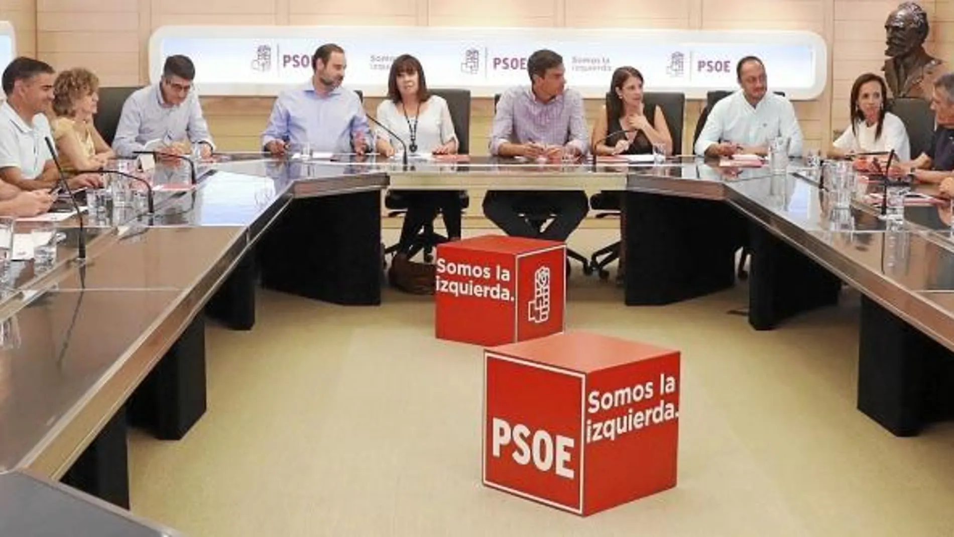Pedro Sánchez preside la reunión de la Ejecutiva y de la dirección del Grupo Parlamentario, que acortan sus vacaciones para seguir de primera mano el conflicto territorial en Cataluña