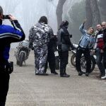 Un grupo de moteros se fotografía en la última sede de la concentración motera invernal internacional "Pingüinos".