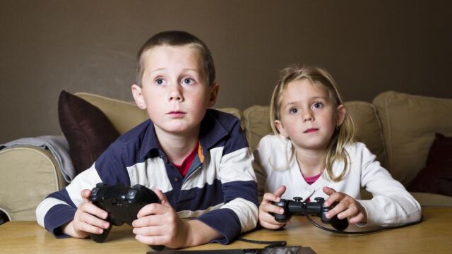 La directora del Instituto Valenciano de Ludopatía y Adicciones No Tóxicas advierte de que la solución a la adicción a videojuegos no es vetar la actividad al completo. Foto de archivo