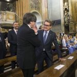 El presidente de la Generalitat de Catalunya, Carles Puigdemont (d), habla con el expresidente Artur Mas, antes del oficio de la Misa de la Mercè.
