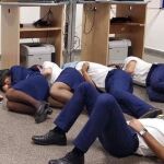 Varios tripulantes de Ryanair duermen en el suelo de una sala de descanso del aeropuerto malagueño / USO