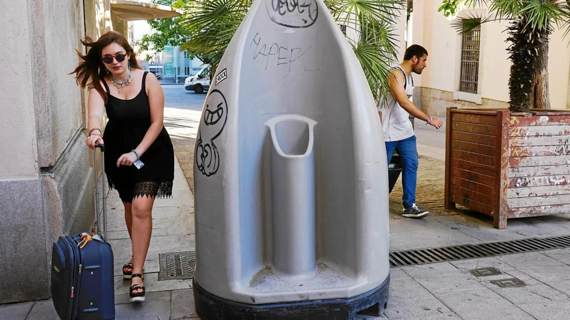 El consistorio asegura que es una iniciativa de bajo presupuesto y que puede no ser definitiva. En la imagen, uno de los urinarios colocado junto al Museo Reina Sofía