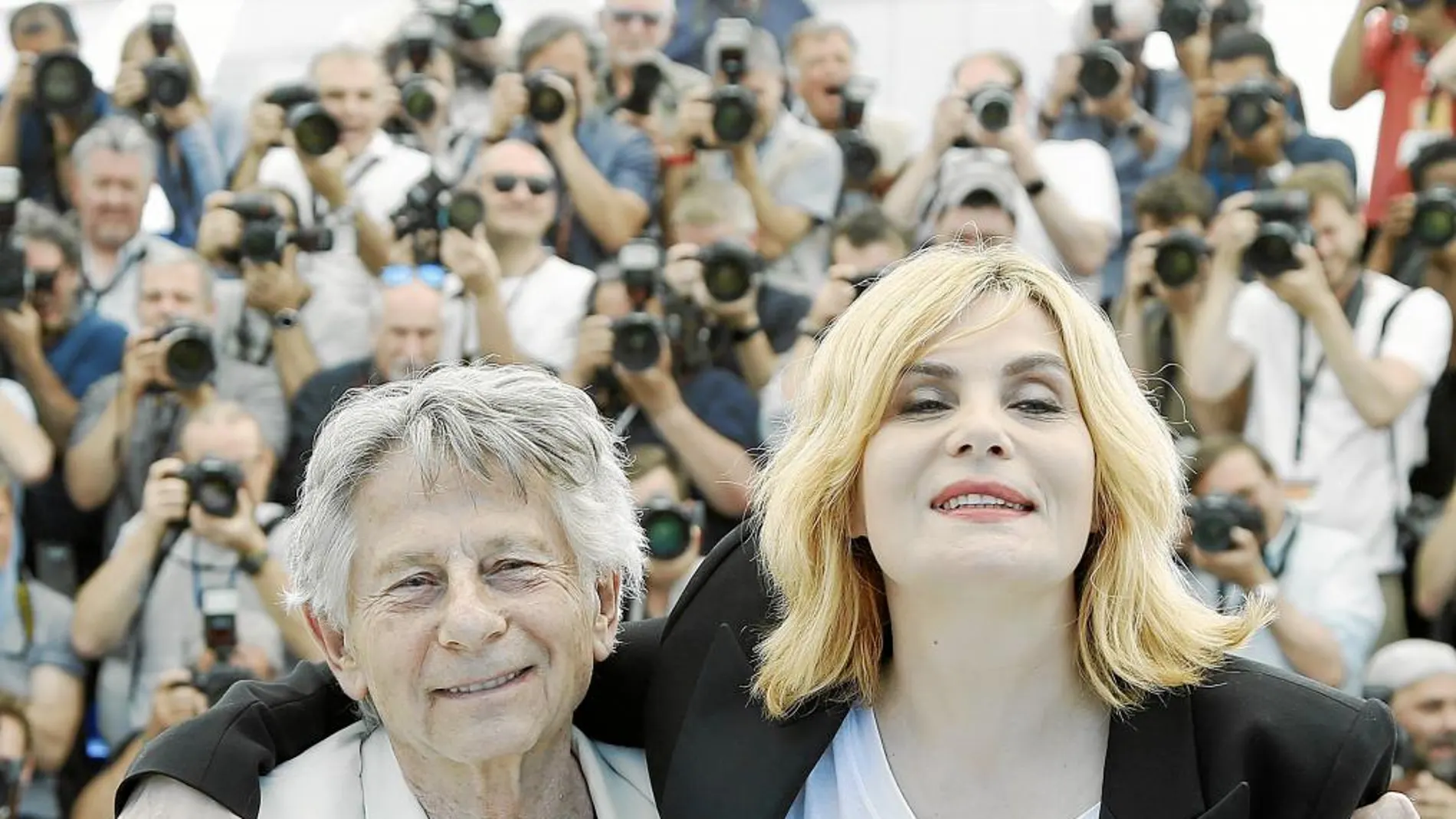 Emmanuelle Seigner y Roman Polanski posan juntos en el Festival de Cannes durante la presentación de «Basado en una historia real»