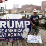 Un seguidor de Donald Trump se manifiesta, ayer, en Cleveland horas antes del inicio de la Convención Republicana