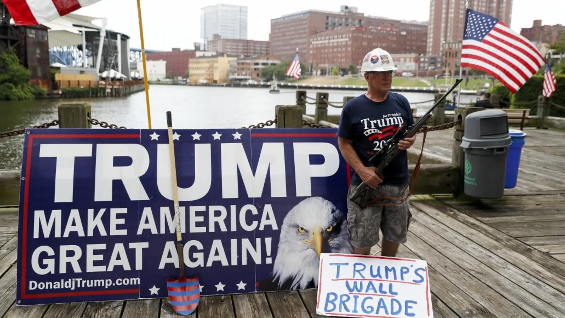Un seguidor de Donald Trump se manifiesta, ayer, en Cleveland horas antes del inicio de la Convención Republicana