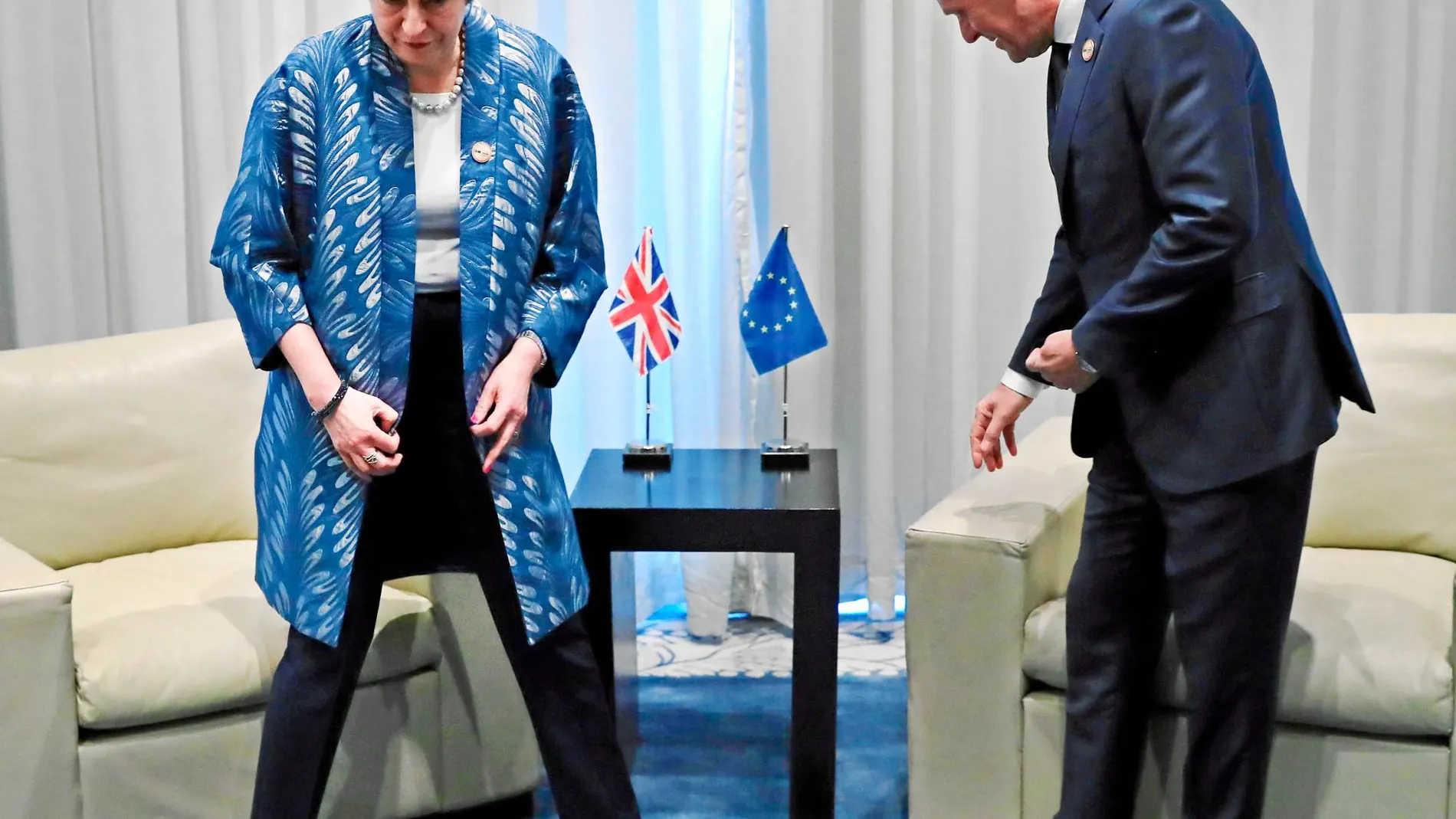 La «premier» Theresa May y el presidente del Consejo Europeo, Donald Tusk, se reunieron ayer en Sharm el Sheij (Egipto) / EPA