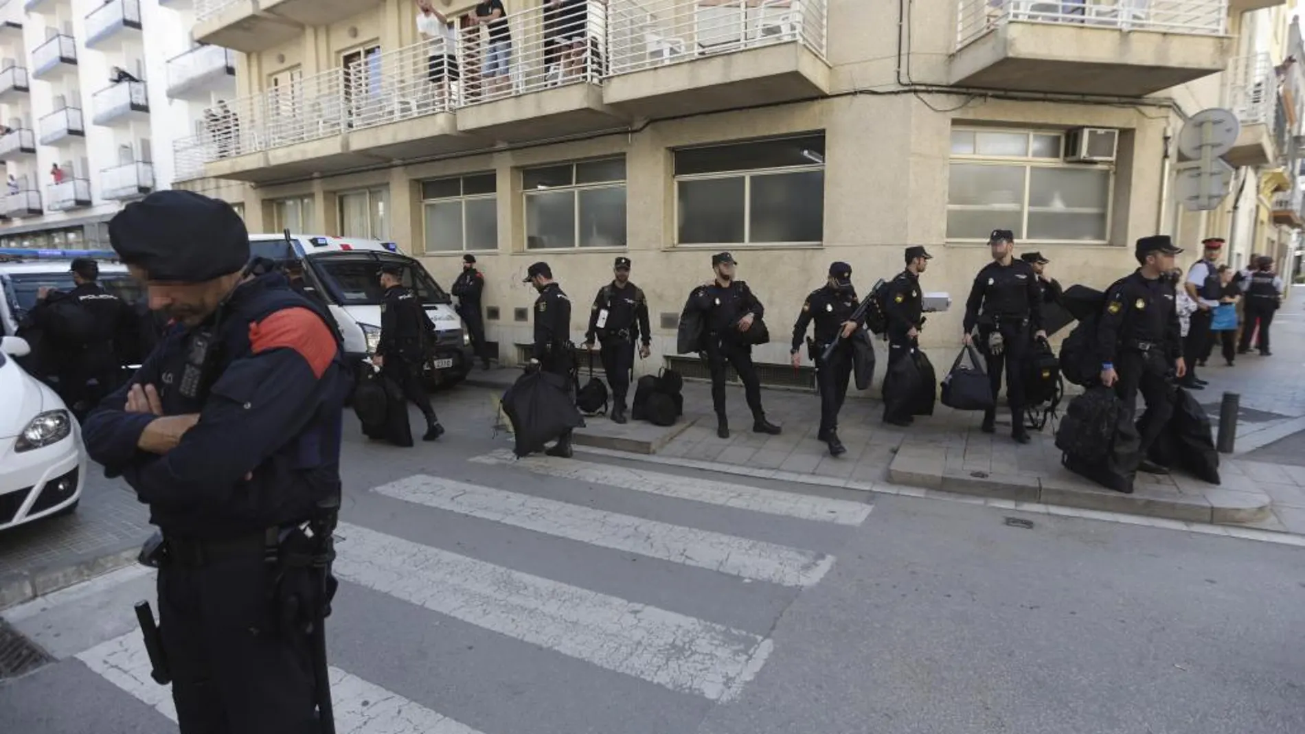 Un grupo de policías nacionales expulsados del hotel Mont-Palau de Pineda