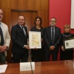 El rector de la Universidad de Valladolid, Daniel Miguel, recibe la certificación, junto al consejero Fernando Rey
