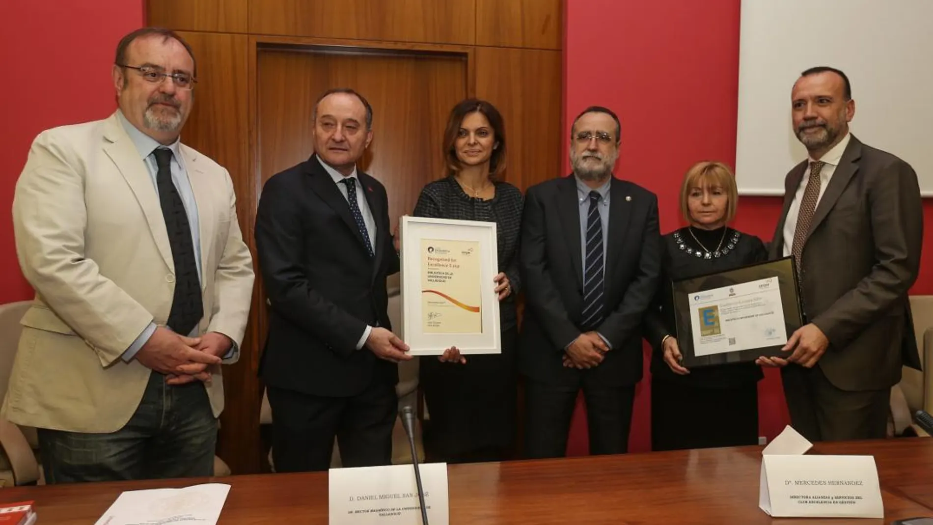 El rector de la Universidad de Valladolid, Daniel Miguel, recibe la certificación, junto al consejero Fernando Rey