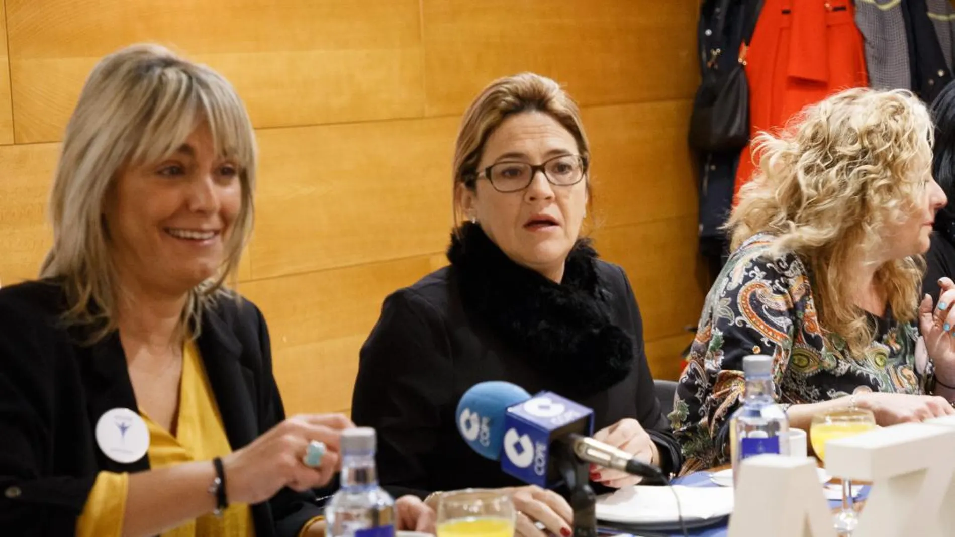 Mayte Martín participa en el desayuno organizado por AZME