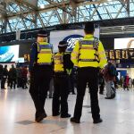 Agentes de policía montan guardia en la estación de tren de Waterloo, este martes en Londres / Foto: Efe