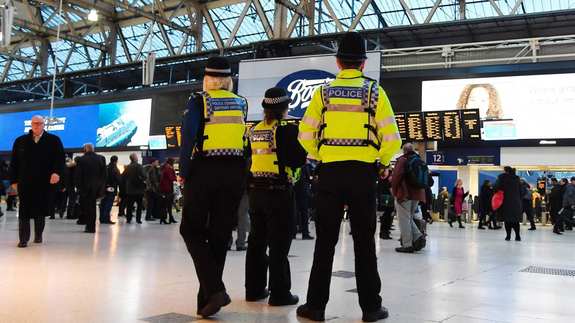 Agentes de policía montan guardia en la estación de tren de Waterloo, este martes en Londres / Foto: Efe
