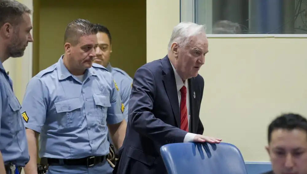 El exlider militar serbobosnio Ratko Mladic entra en la sala del Tribunal Penal Internacional en La Haya durante su juicio