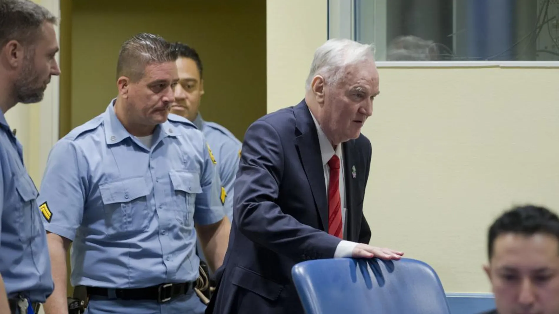 El exlider militar serbobosnio Ratko Mladic entra en la sala del Tribunal Penal Internacional en La Haya durante su juicio