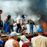 Miembros de la oposición intentaron llevar a Venezuela comida y alimentos en la frontera con Colombia / Reuters