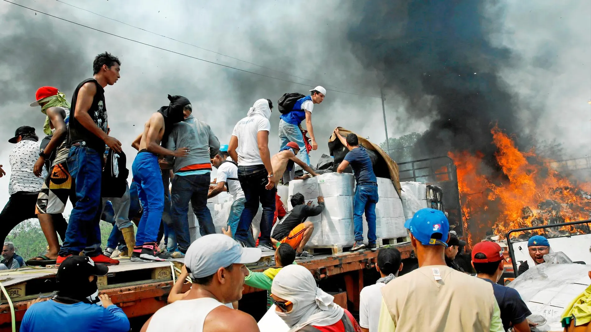 Miembros de la oposición intentaron llevar a Venezuela comida y alimentos en la frontera con Colombia / Reuters