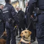 Un grupo de policías con apoyo canino en la Gare du Lyon de París