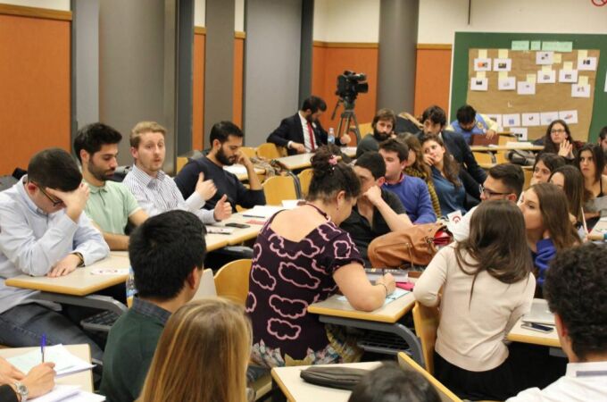 Alumnos debaten en una clase de la Universidad Cardenal Herrera CEU