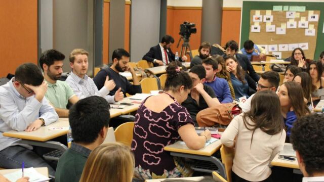 Alumnos debaten en una clase de la Universidad Cardenal Herrera CEU