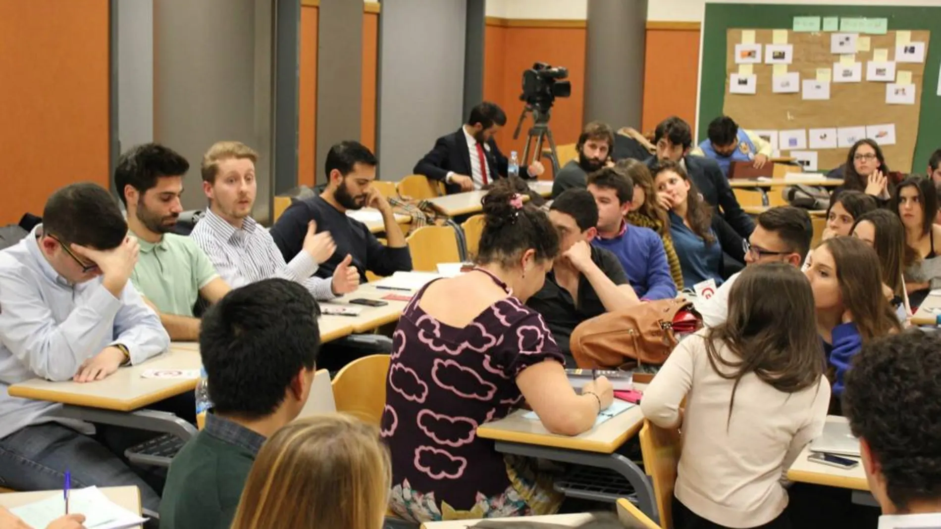 Alumnos debaten en una clase de la Universidad Cardenal Herrera CEU