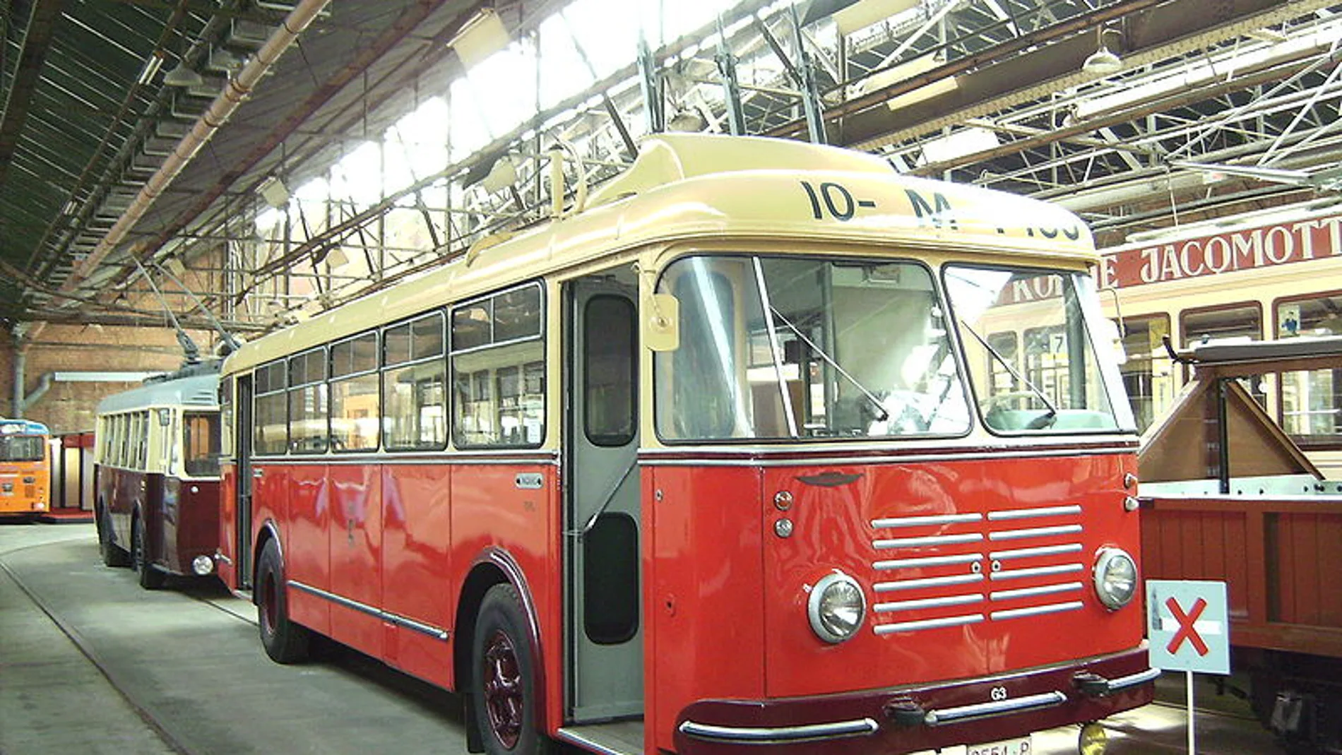 Un girobús en el museo de tranvías y autobuses de Amberes (Bélgica)