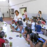 El alcalde de Valladolid, Óscar Puente, junto a Victoria Soto, visita el comedor del colegio Allúe Morer