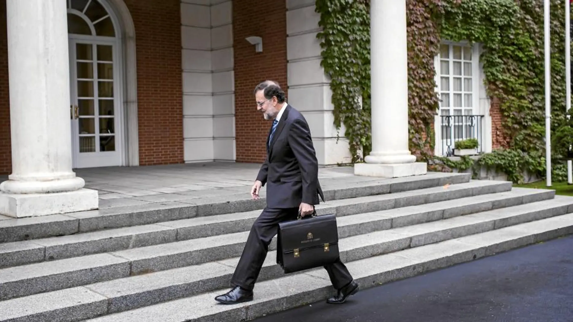 El presidente del Gobierno, Mariano Rajoy, entra en el Palacio de La Moncloa para presidir el primer Consejo de Ministros del nuevo Gobierno