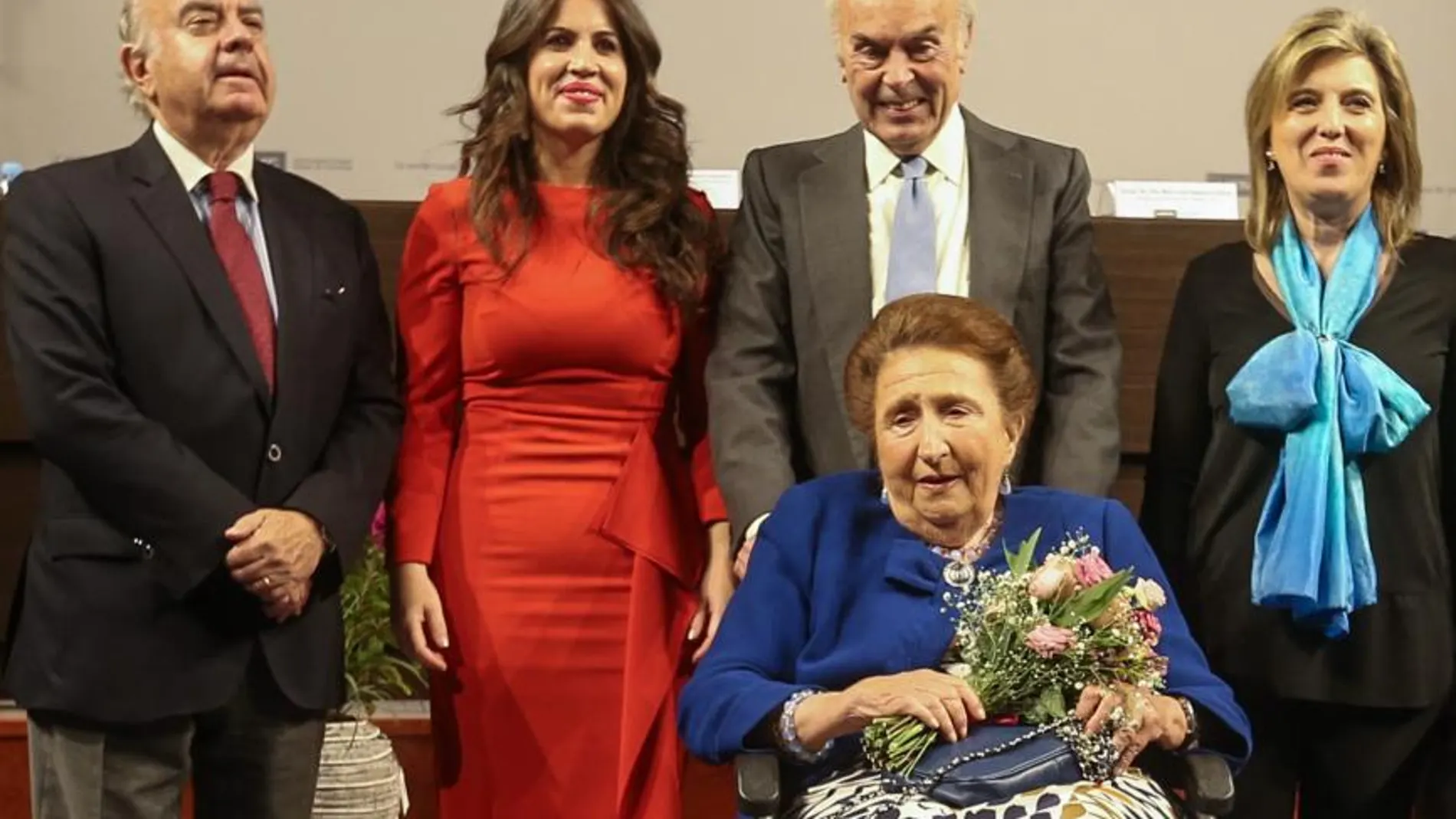 Los Duques de Soria junto a la delegada María José Salgueiro, la rectora Imelda Rodríguez y el profesor José Varela Ortega / Dos Santos