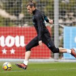 Bale, preparado para golpear a una pelota en un entrenamiento esta semana en Valdebebas