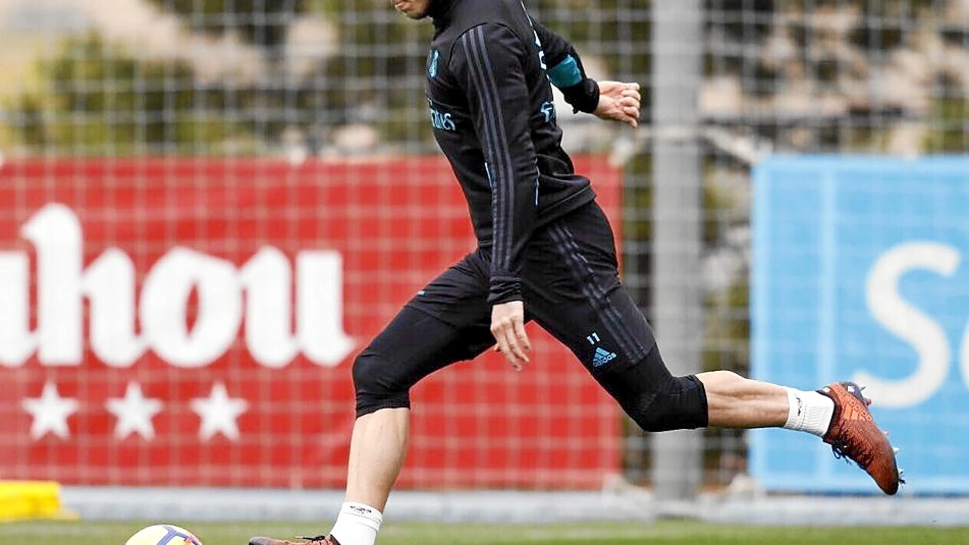 Bale, preparado para golpear a una pelota en un entrenamiento esta semana en Valdebebas