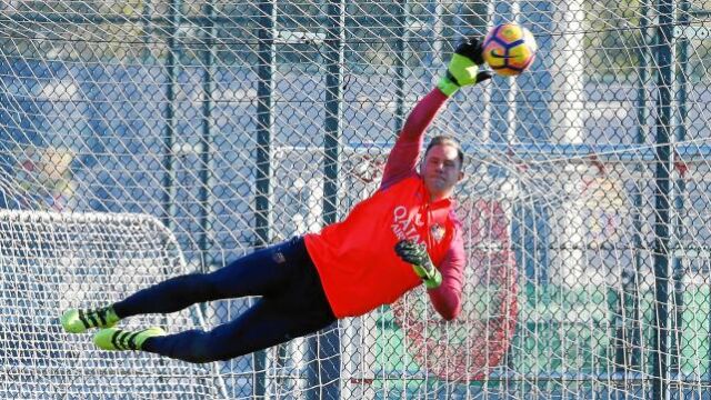 Ter Stegen detiene un balón en el entrenamiento del Barcelona, ayer en la Ciudad Deportiva Joan Gamper