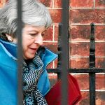 La primera ministra británica, Theresa May, abandona su residencia de Downing Street, ayer, en Londres