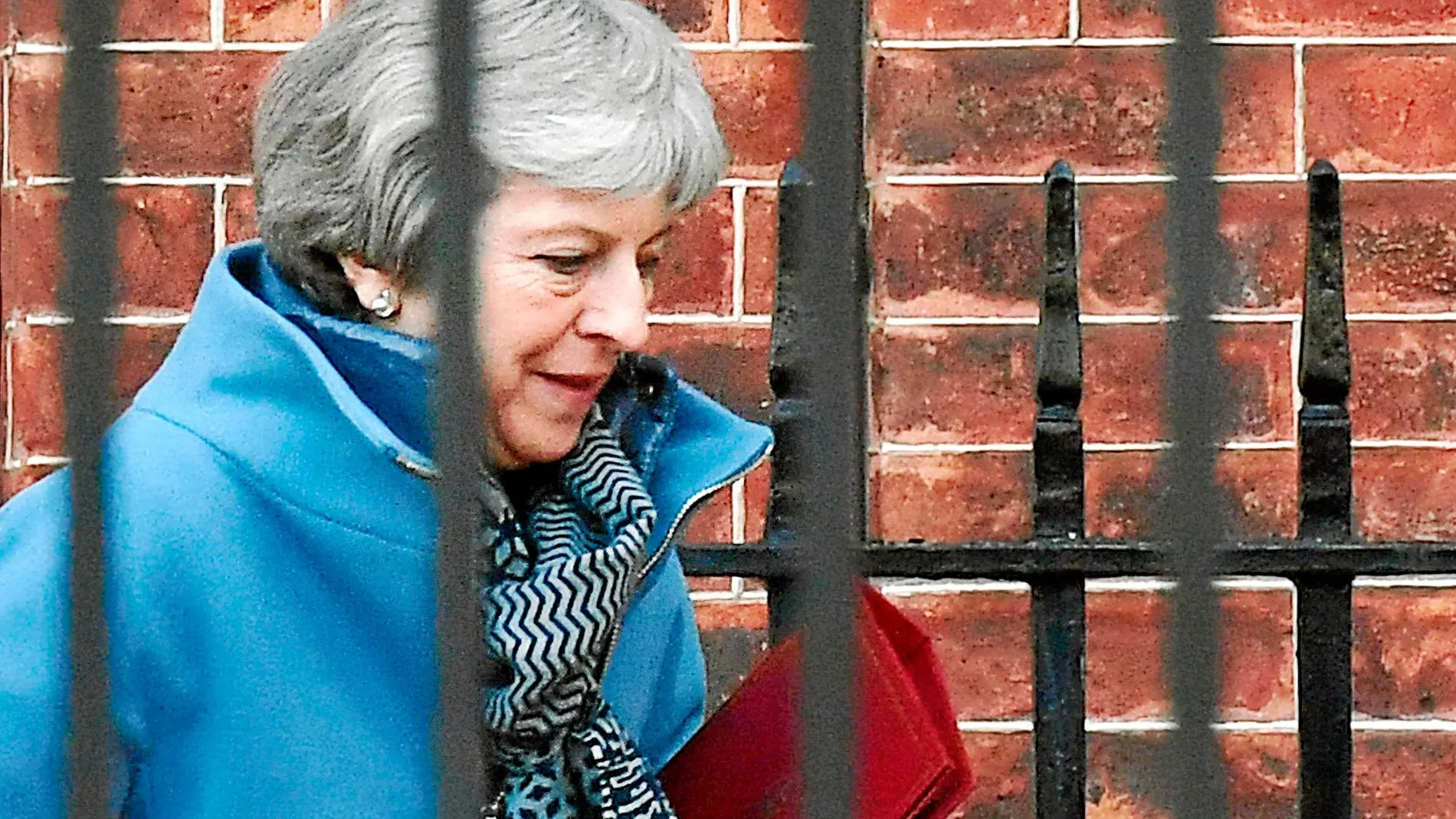 La primera ministra británica, Theresa May, abandona su residencia de Downing Street, ayer, en Londres