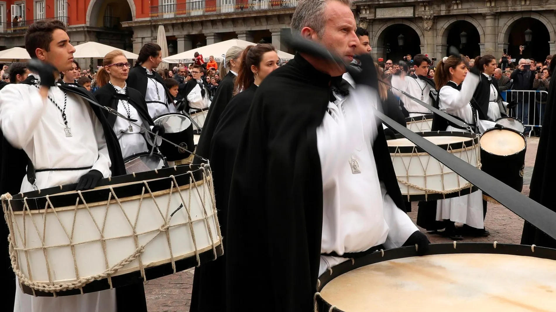 Tradicional tamborrada de domingo de Resurrección en la Plaza Mayor de Madrid