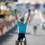 Omar Fraile levanta los brazos como vencedor en Mende