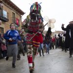 El Zangarrón por las calles zamoranas de Sanzoles