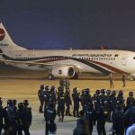 Fuerzas Armadas de Bangladesh rodean el avión, de la aerolínea nacional Biman Bangladesh Airlines / Foto: Reuters