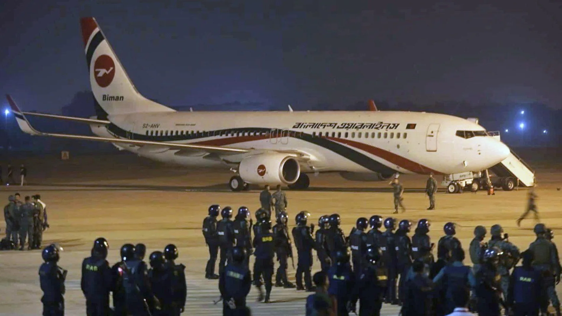 Fuerzas Armadas de Bangladesh rodean el avión, de la aerolínea nacional Biman Bangladesh Airlines / Foto: Reuters