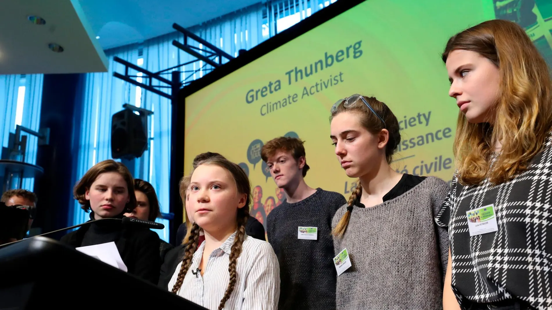 Greta Thunberg durante la conferencia en Bruselas rodeada de jóvenes activistas
