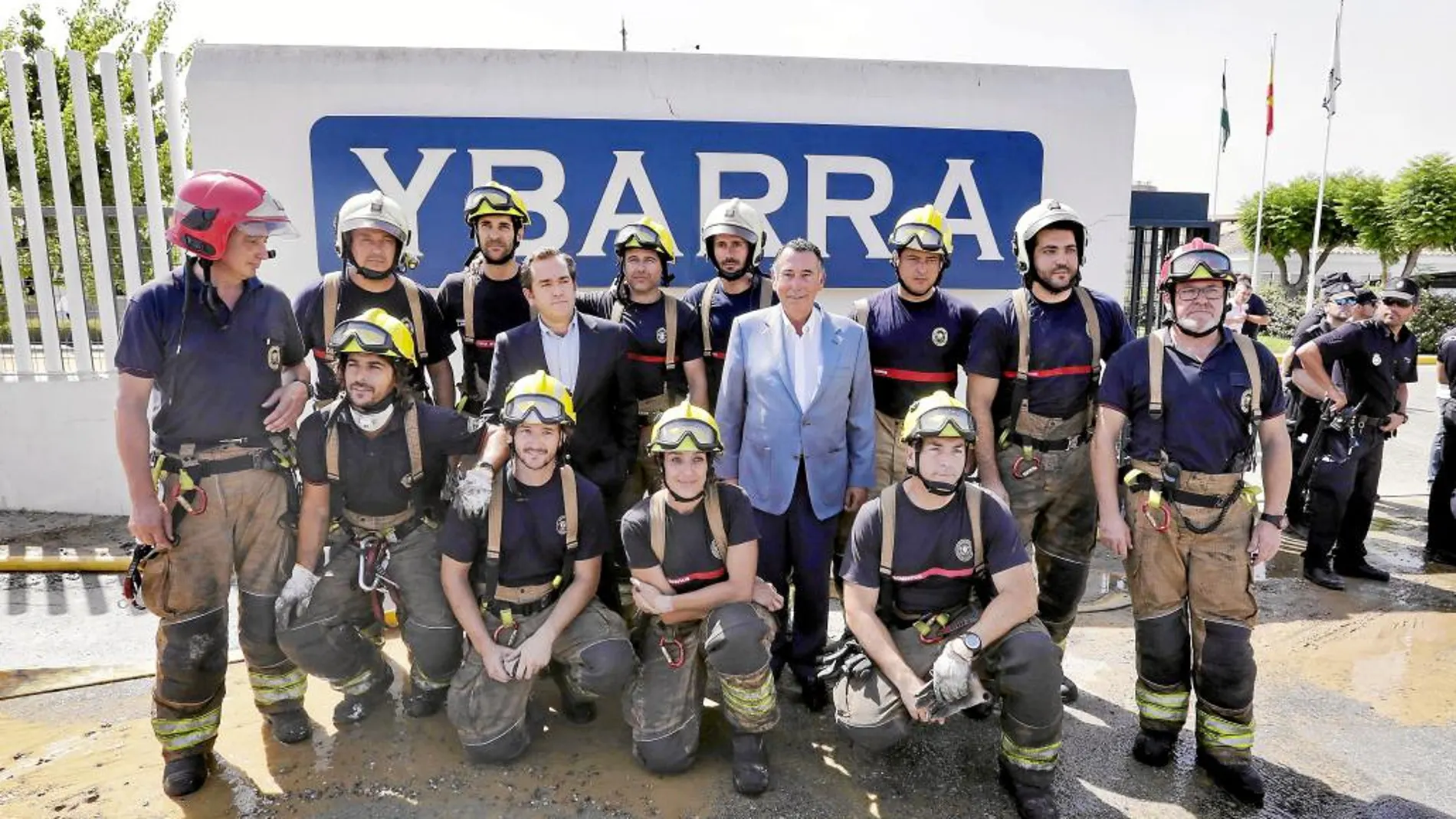 Los representantes de Ybarra agradecieron la labor de los bomberos