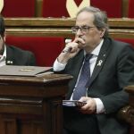 El presidente de la Generalitat, Quim Torra, acompañado por el vicepresidente, Pere Aragonés, durante la sesión plenaria en el Parlament/Foto: Efe